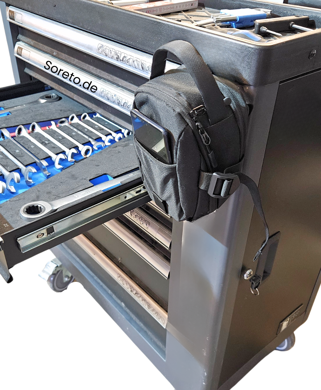 MagneticX Tasche magnetisch an Werkbank befestigt – innovative Befestigungslösung für Werkstatt, Job und Alltag.