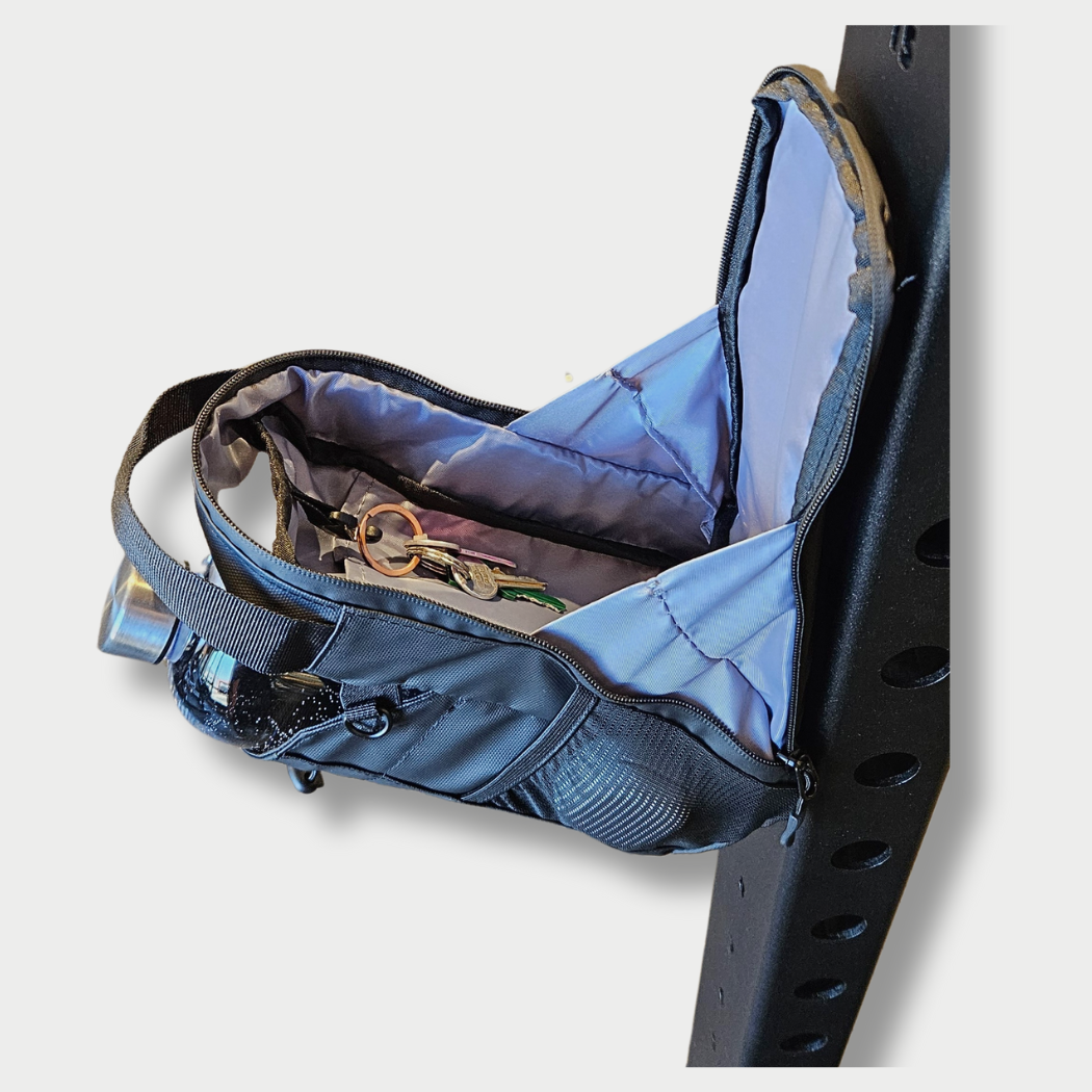Geöffnete MagneticX Tasche magnetisch an Stange befestigt – praktischer Zugriff auf Inhalt, ideal für Gym, Werkstatt oder unterwegs.