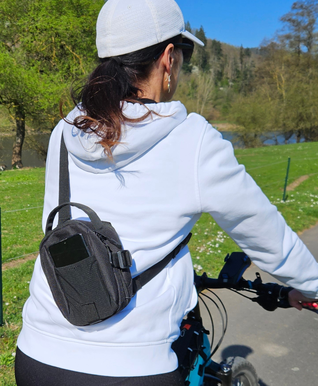 Frau mit MagneticX Tasche beim Radfahren – praktischer Begleiter für unterwegs, urbanen Lifestyle und sportliche Aktivitäten.
